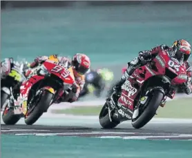  ?? FOTO: EFE ?? Márquez persigue a Ducati. Fue la constante durante la carrera de Losail