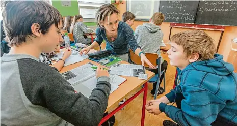  ??  ?? Škola jinak Liberecká Základní škola Ostašov se mění v rámci projektu Pomáháme školám k lepšímu. 2x Foto: Petr Topič, MAFRA