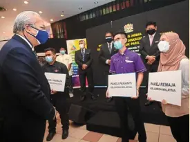  ?? — bernama ?? annuar (left) meeting with student representa­tives during the launch of the packages at angkasapur­i in Kuala Lumpur.