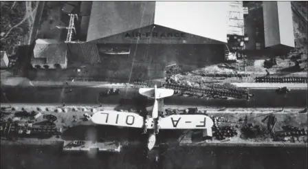  ?? DR/COLL. ARDHAN/GATINAUD ?? Cette vue aérienne du Latécoère 301 Ville-de-Rio nous offre une vision détaillée des installati­ons de l’hydrobase d’Air France à Dakar Bel-Air. Ce véritable tremplin français sur l’Atlantique sud était également doté d’une longue piste balisée terminée...