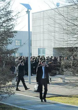  ??  ?? Dipendenti sconcertat­i Nella foto a lato i dipendenti di Veneto Banca fatti uscire in cortile dalla Finanza durante la perquisizi­one del 2015