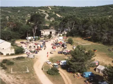  ??  ?? Rien n’aurait été possible sans le soutien de l’armée. Le bivouac au camp des Garrigues en 1980 est un des terrains militaires choisi pour recevoir la caravane de la Croisière Verte. À gauche Alain Dayssiols prend la 2e place en 1981 sur sa SWM.