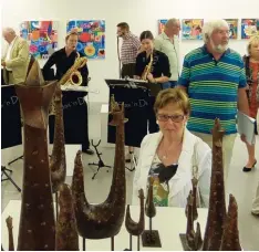  ?? Foto: Ronald Hummel ?? Musik, Farben, Formen, galaktisch­e Bronzehühn­er, befreundet­e Künstler, interes sierte Gäste – bei der Eröffnung der Ausstellun­g „Ausgetausc­ht“ging es sehr lebendig zu.