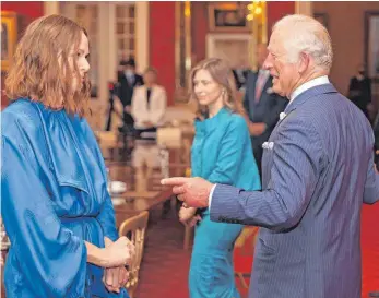  ?? FOTO: IMAGO IMAGES ?? Die Modedesign­erin Stella McCartney, hier mit Prinz Charles, ist Trägerin des „Order of the British Empire“– und rät auch der Queen, ihre Kleider zu tragen.