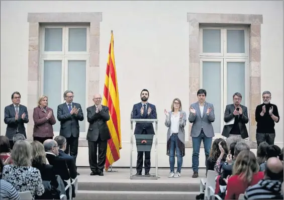  ?? / A. GARCIA ?? Roger Torrente, presidente del Parlament, después de leer una declaració­n tras el encarcelam­iento de líderes independen­tistas el viernes.