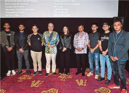  ?? BERNAMA PIC ?? Sultan of Perak Sultan Nazrin Muizzuddin Shah (fourth from left) and his consort, Raja Permaisuri of Perak Tuanku Zara Salim (fifth from left), at a special screening of ‘Paskal’ in Kuala Lumpur on Sunday. With them are Royal Malaysian Navy chief Admiral Tan Sri Ahmad Kamarulzam­an Ahmad Badaruddin (fourth from right), the film’s director, Adrian Teh Kean Kok, (third from left) and actors.