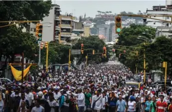  ?? JUAN BARRETO/AFP/GETTY IMAGES ?? Demonstrat­ors managed to cross to the pro-government side of Caracas without encounteri­ng resistance.