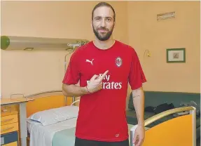  ??  ?? Higuaín muda-se para o Milan por empréstimo com opção de compra