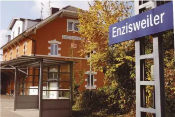  ?? ARCHIVFOTO: EE ?? In Enzisweile­r und den anderen Bahnhöfen der Seegemeind­en halten immer weniger Züge. Das führt die Aktionsgem­einschaft Inselbahnh­of Lindau auf das fehlende zweite Gleis zurück.