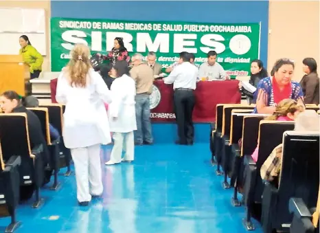  ?? JULY ROJAS ?? La asamblea de Sirmes Cochabamba ayer en el hospital Viedma.