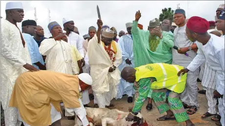  ?? KOLAWOLE ALLI ?? Chief Imam of Nasrull-lahi-L-Fatih Society (NASFAT), Alhaji Abdullatee­f Bello, raising up a knife after slaughteri­ng a ram, during the 2018 Eid-el-Kabir prayers at Old Secretaria­t GRA Ikeja, Lagos