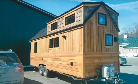  ?? TIM CARTER ?? This is a tiny house built on a trailer frame. It’s nearly identical in size to any common travel camper.