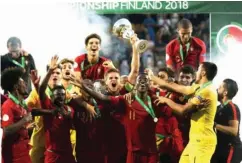  ?? TIMO AALTO/LEHTIKUVA VIA REUTERS ?? GELAR KEEMPAT: Pemain Portugal merayakan juara Euro U-19 di OmaSP Stadion, Finlandia, kemarin.