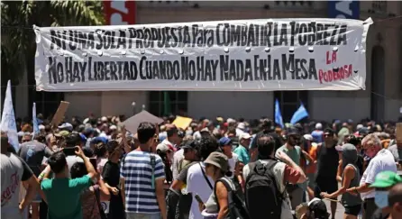  ?? ?? Diferentes grupos de la sociedad argentina tomaron las calles de Buenos Aires y otras ciudades para protestar por las recientes medidas del presidente Javier Milei, quien lleva 45 días en el cargo. AFP