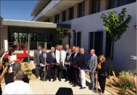  ?? (Photo F. DA.) ?? Entouré des élus, Claude Ponzo, maire de Besse-sur-Issole et président du centre de gestion, a coupé le ruban et officielle­ment inauguré les nouveaux locaux de la structure à La Crau.