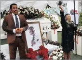  ?? Picture: Bongani Mbatha ?? Sculptor Lungelo Gumede, who is also Ncwane’s brother-in-law, unveiled the statue at his funeral which has a striking resemblanc­e to the late musician. Next to the statue and coffin is gospel singer Rebecca Malope.
