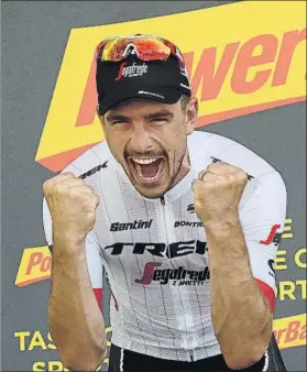  ?? FOTO: AP ?? Degenkolb, eufórico en el podio de Roubaix, donde también ganó la clásica de 2015