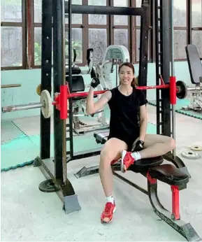  ?? Photo courtesy of Thu Thảo ?? SHIFTING TIN: Long jumper Bùi Thị Thu Thảo training for the SEA Games 31.