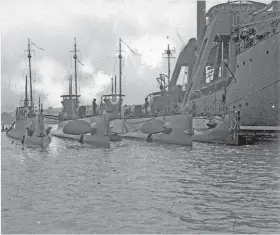  ??  ?? Sobre estas líneas, varios clase B, junto al buque de apoyo Kanguro, anclados en la bahía de Pasajes en enero de 1922.