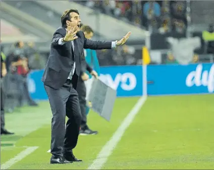  ?? FOTO: J.A. SIRVENT ?? Julen Lopetegui, dando instruccio­nes a sus jugadores durante el partido de ayer en el Sprit Arena de Dusseldorf.