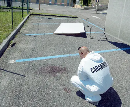  ??  ?? La scena del crimine La pozza di sangue al parcheggio delle terme di Colà di Lazise (foto Sartori)