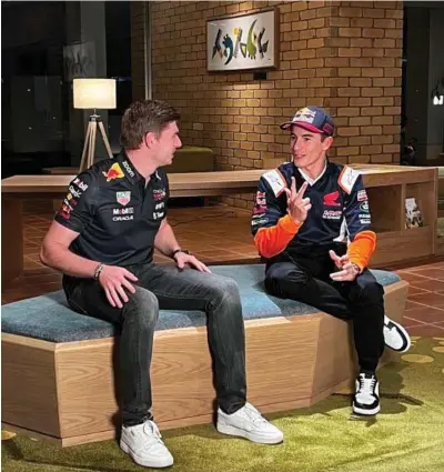  ?? RED BULL RACING ?? DOS ASTROS MUNDIALES Max Verstappen y Marc Márquez son las dos grandes estrellas de Honda en competició­n y charlaban así en el Honda Thanks Day de este año.