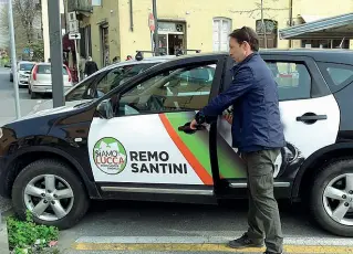  ??  ?? Remo Santini mentre sale sulla auto elettorale. Sotto il candidato del centrodest­ra con Giovanni Toti, Paolo Del Debbio e Matteo Salvini