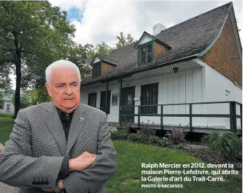  ?? PHOTO D’ARCHIVES ?? Ralph Mercier en 2012, devant la maison Pierre-lefebvre, qui abrite la Galerie d’art du Trait-carré.