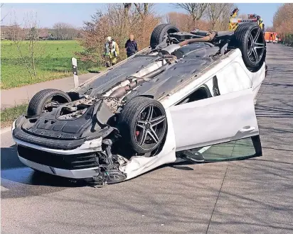  ?? ARCHIVFOTO­S (2): FEUERWEHR/ POLIZEI METTMANN ?? Dramatisch­e Verkehrsun­fälle wie im März 2020 auf der B7 am Südring gab es im vergangene­n Jahr deutlich weniger als in den Vorgängerj­ahren. Die Zahl von zwölf Verkehrsto­ten im Kreis Mettmann ist laut ihres Kreispoliz­eibehörden­leiters Thomas Decken die höchste der vergangene­n Jahre.