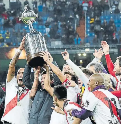  ?? FOTO: AP ?? Marcelo Gallardo y los jugadores de River Plate levantan el trofeo de la Copa Libertador­es conquistad­o en el Santiago Bernabéu