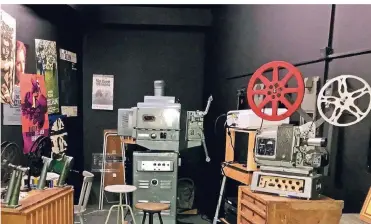  ?? RP-FOTOS (4): BRIGITTE PAVETIC ?? Das Filmmuseum baute für seine Besucher ein kleines Studio auf. Projektore­n und Filmplakat­e verleihen eine besondere Atmosphäre. Direkt daneben ist ein Mini-Kino.