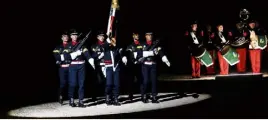  ?? (Photos Valérie Le Parc) ?? Honneurs au drapeau avec, en fond, la musique du Nîmes. régiment du Train de