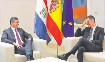  ?? ?? Santiago Peña (izq.) visitó la semana pasada al jefe del Gobierno español Pedro Sánchez (AFP).