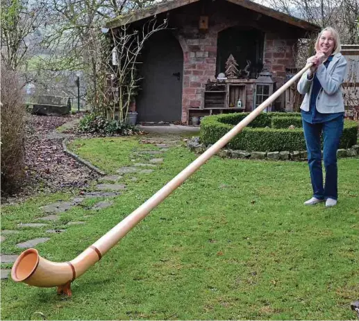  ?? Fotos: Frank Weyrich ?? Anne Houllard engagiert sich gleich in mehreren Musikverei­nen – und ist Gründungsm­itglied der Äischdalle­r Alphornblé­iser.