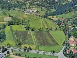  ??  ?? La valle Poco sopra l’incrocio in basso, l’area in cui sarà realizzata la prima vasca