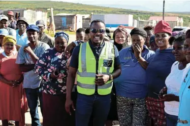  ?? Pictures: EUGENE COETZEE ?? BEARER OF GOOD NEWS: Human settlement­s political head Tukela Zumani addresses Jachvlakte residents about the progress of the housing developmen­t in the area