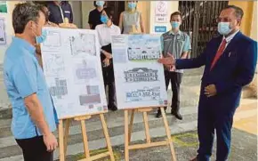  ?? PIC BY AUDREY DERMAWAN ?? State Local Government Committee chairman Jagdeep Singh Deo (right) at the announceme­nt of the Town Hall building makeover in George Town yesterday. With him is Penang Island City Council Mayor Datuk Yew Tung Seang (left).