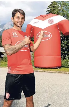  ?? FOTO: CHRISTOF WOLFF ?? Gut gelaunt: Zugang Matthias Zimmermann im Trainingsl­ager in Maria Alm vor einem riesigen aufgeblase­nem Fortuna-Trikot.