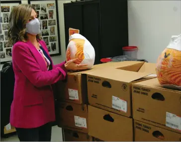  ?? Herald photo by Dale Woodard ?? Catherine Furukawa, president of the Lethbridge Conservati­ve Associatio­n, unloads a Thanksgivi­ng turkey donated by the associatio­n to the Interfaith Food Bank Wednesday morning.