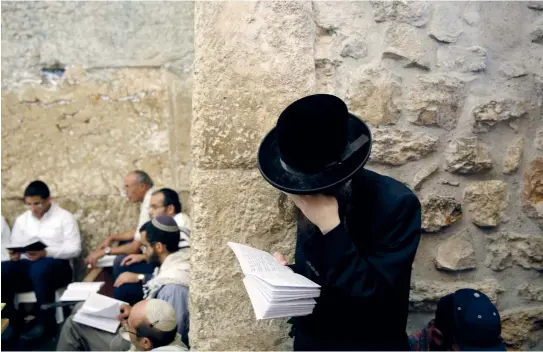  ??  ?? JEWISH WORSHIPPER­S pray at the Western Wall in Jerusalem’s Old City on Tisha Be’Av in 2016.