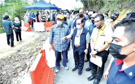  ??  ?? Hajiji (left) inspecting a portion of the collapsed road along KM44.7 Jalan Penampang–Tambunan. Also seen are Deputy Chief Minister Datuk Seri Dr Jeffrey Kitingan (second left) and JKR director Ir Ali Ahmad.