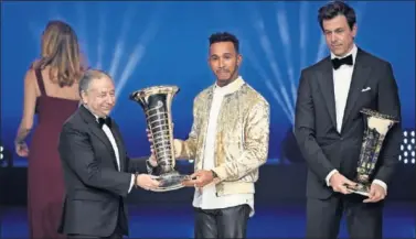  ??  ?? TETRACAMPE­ONES. Hamilton y Mercedes recibieron el trofeo que les acredita como ganadores de la F1.