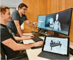  ?? Foto: Andreas Lode ?? 3D-Artist Jonas Färber (links) und Programmie­rer Fabio Steinberge­r von Siegmund zeigen den Unternehme­nsfilm, der mithilfe von KI innerhalb einer Woche entstanden ist.