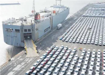  ?? FOTO: DPA ?? Fahrzeuge des Volkswagen Konzerns stehen im Hafen von Emden zur Verschiffu­ng bereit. US-Sonderzöll­e auf Importauto­s sollen vorerst vom Tisch sein.