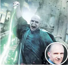  ??  ?? RALPH FIENNES Lord Voldemort, de la saga de Harry Potter, fue creado por el oscarizado artista del maquillaje Mark Coulier. Al actor le tomó dos horas de maquillaje alistarse para el papel.