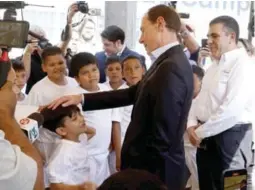  ?? ?? ADMIRACIÓN. Los niños sampedrano­s estaban alegres de platicar con Butragueño y le pedían saludos de las estrellas del Real Madrid.