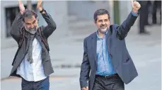  ?? FOTO: DPA ?? Die beiden Anführer der Unabhängig­keitsbeweg­ung in Katalonien, Jordi Cuixart (links) und Jordi Sànchez, auf dem Weg zum Gericht.