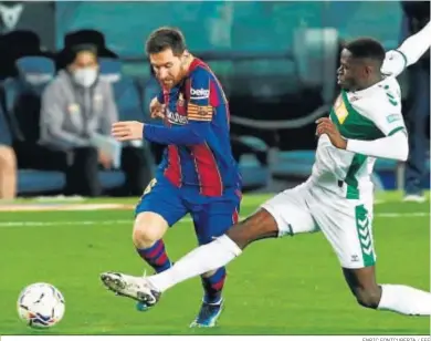  ?? ENRIC FONTCUBERT­A / EFE ?? Messi pelea un balón con el centrocamp­ista del Elche Omenuke Mfulu.