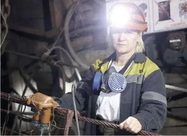  ?? PHOTO AFP ?? Tetyana Tarasova, 31 ans, fait partie des nombreuses femmes à venir porter mainforte dans les mines souterrain­es de l’Ukraine depuis le début de la guerre.