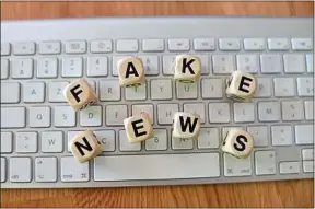  ??  ?? Les plateforme­s Web, en s’adressant aux émotions, favorisent les fake news.